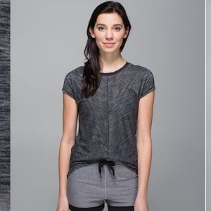 EUC Lululemon retreat tee Gray Short sleeve size 8